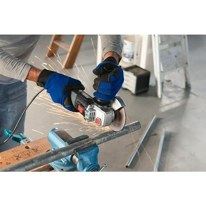 Skil Elektro-Winkelschleifer 9020 AA - 600 W, Durchmesser Scheibe: 115 mm - Nahaufnahme eines Mannes, der mit einer SKIL-Flex einen Metallstab bearbeitet, während Funken sprühen.