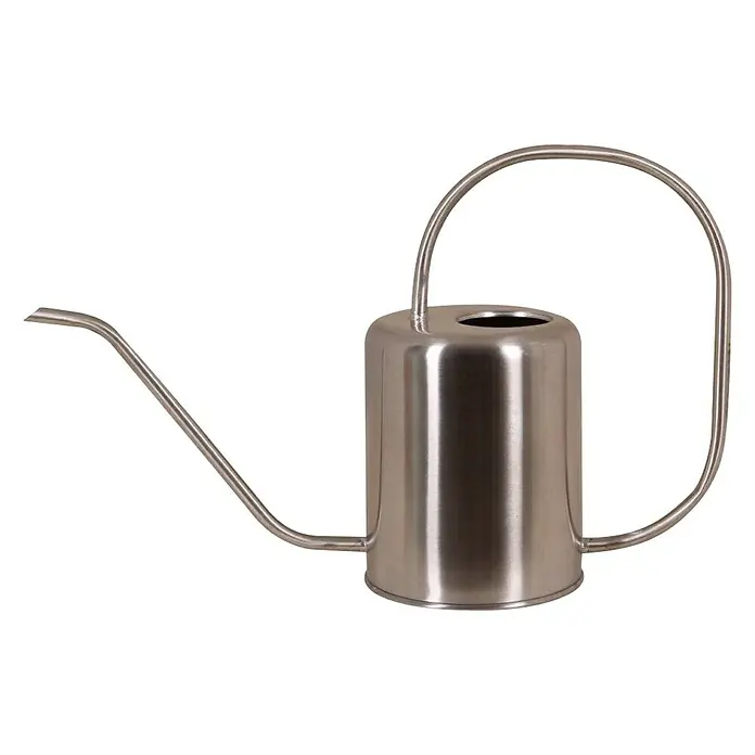Gießkanne - Edelstahl, 1,5 l, Silber - Nahaufnahme einer silberfarbenen Gießkanne mit langem Ausguss und großem Griff vor einem schwarzen Hintergrund.