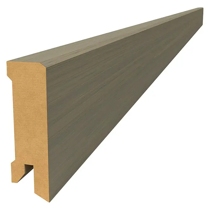 Rodapié roble gris tierra - 2,4 m x 70 mm x 15 mm - Primer plano de un rodapié de madera, revestido de gris y con perfil para una fácil instalación.
