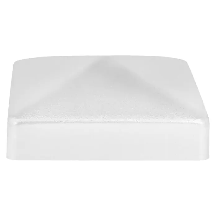 Pfostenkappe90 x 90 mm, Eckig, Metall - Nahaufnahme einer weißen Zaunpfostenkappe mit pyramidenförmiger Spitze für den Außeneinsatz.