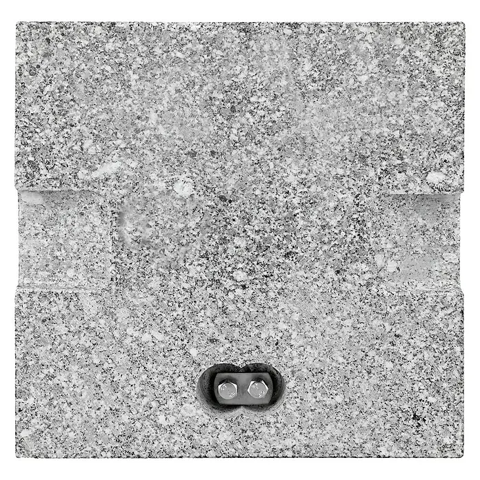 Sunfun Granitschirmständer Vieste - 25 kg - Nahaufnahme eines grauen Betonblocks mit einer eingelassenen Metallhalterung, befestigt mit zwei Bolzen, der eine solide Bauweise zeigt.