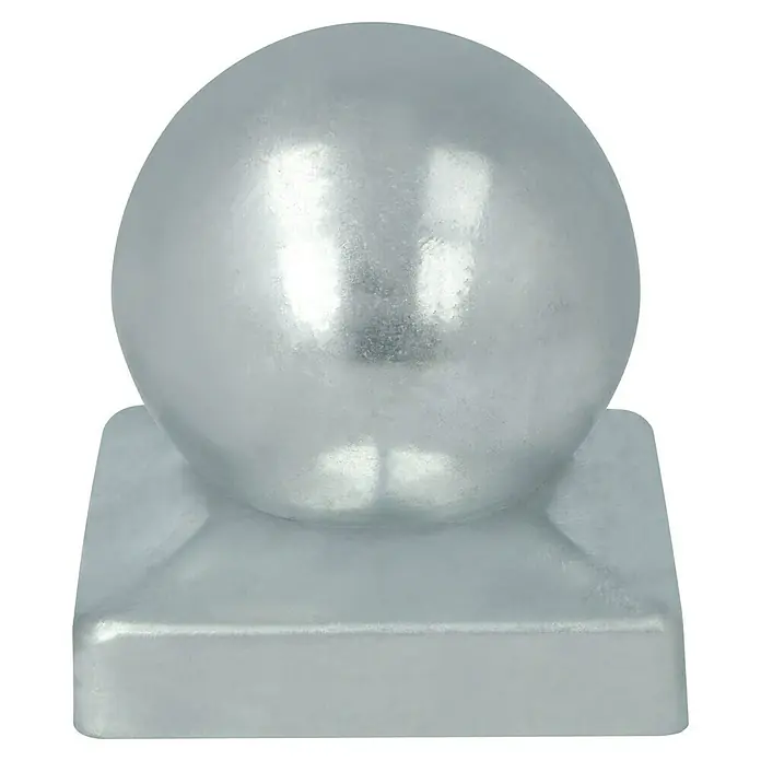T & J Pfostenkappe Metall - 9 x 9 cm, Verzinkt, Rund - Nahaufnahme einer silberfarbenen Zaunpfostenkappe in Kugelform auf quadratischer Basis, die ein elegantes dekoratives Element darstellt.