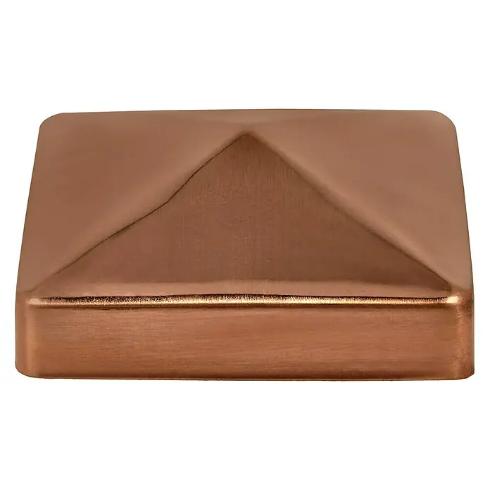 T & J Pfostenkappe Metall9 x 9 cm, Stahl, Kupfer, Rechteckig - Nahaufnahme einer kupferfarbenen quadratischen Zaunpfostenkappe mit Pyramidenspitze, die eine hochwertige und stilvolle Optik bietet.