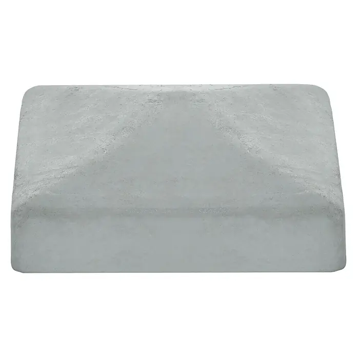 T & J Pfostenkappe Metall - 9 x 9 cm, Edelstahl, Verzinkt, Rechteckig - Nahaufnahme eines grauen Betonpfostenhuts, der sich ideal für die dekorative Gestaltung und den Schutz von Zaunpfosten eignet.