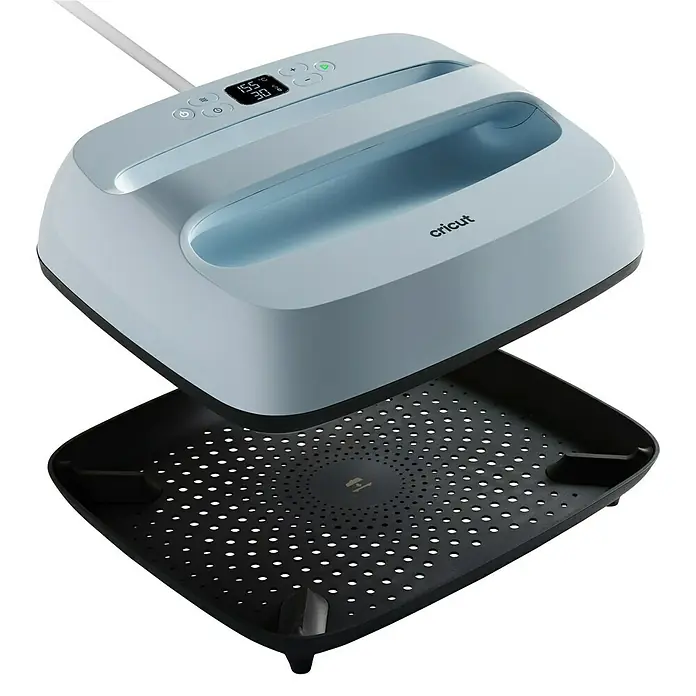 Cricut Transferpresse Easypress 3 - B x L: 30 x 25 cm, Passend für: Bügelfolien, Drucktechnologie: Wärmeübertragung - Nahaufnahme eines Cricut EasyPress 3-Wärmepressegeräts auf einer schwarzen Basis.