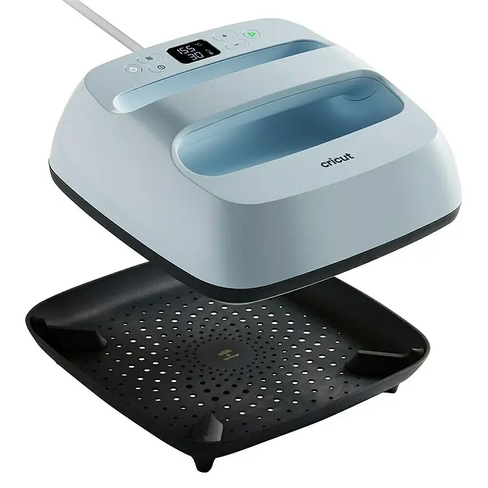 Cricut Transferpresse Easypress 3 - B x L: 23 x 23 cm, Passend für: Bügelfolien, Drucktechnologie: Wärmeübertragung - Nahaufnahme einer hellblauen Cricut EasyPress 2 mit schwarzer Basisstation auf einem schwarzen Hintergrund.