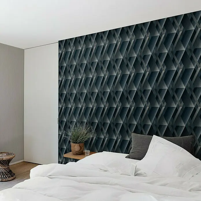 Papel pintado Geométrico triángulos - Azul, Gráfico, 10 x 0,53 m - Dormitorio con cama y papel pintado geométrico.