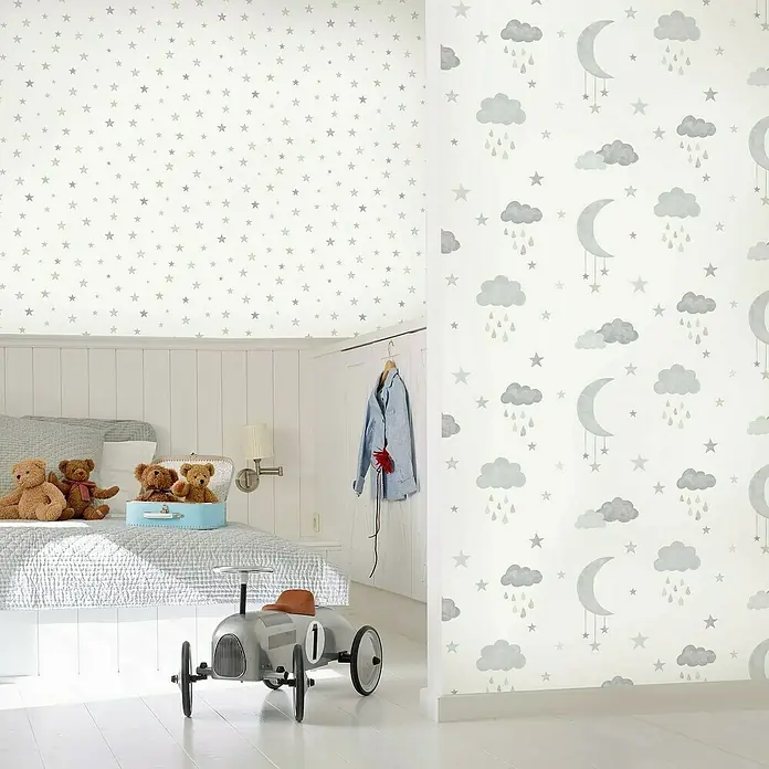 Papel pintado Estrellas fondeo - Blanco, Motivo decorativo, 10 x 0,53 m - Habitación infantil con papel pintado de estrellas y nubes, con una cama y un coche de juguete en primer plano.
