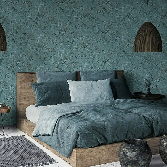 Papel pintado Vegetal con Hojas - Turquesa, Motivo decorativo, 10 x 0,53 m - Dormitorio con cama de madera con ropa de cama azul y papel tapiz a juego con estampado floral.