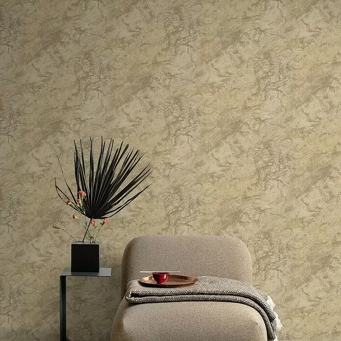 Grandeco Papel pintado de vinilo - Marrón, Efecto de baldosa, 10 x 0,53 m - Papel pintado con diseño marmoleado beige y marrón cubriendo una pared, ofreciendo un fondo cálido y texturizado para interiores.