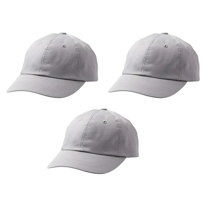 Cricut Mütze - Einheitsgröße, Grau, 3 Stk. - Drei graue Baseballkappen, die in einem Dreieck angeordnet sind, vor einem schwarzen Hintergrund. Die Kappen haben einen gebogenen Schirm und einen Knopf oben.