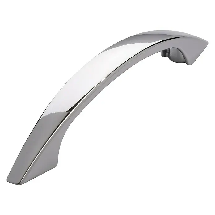 Siro Möbelgriff - Typ Möbelgriff: Bügel, L x B x H: 102 x 11 x 19 mm, Stahl, Chrom - Nahaufnahme eines glänzenden, gebogenen Schrankgriffs aus Chrom auf schwarzem Hintergrund. Elegantes Design für moderne Möbel.