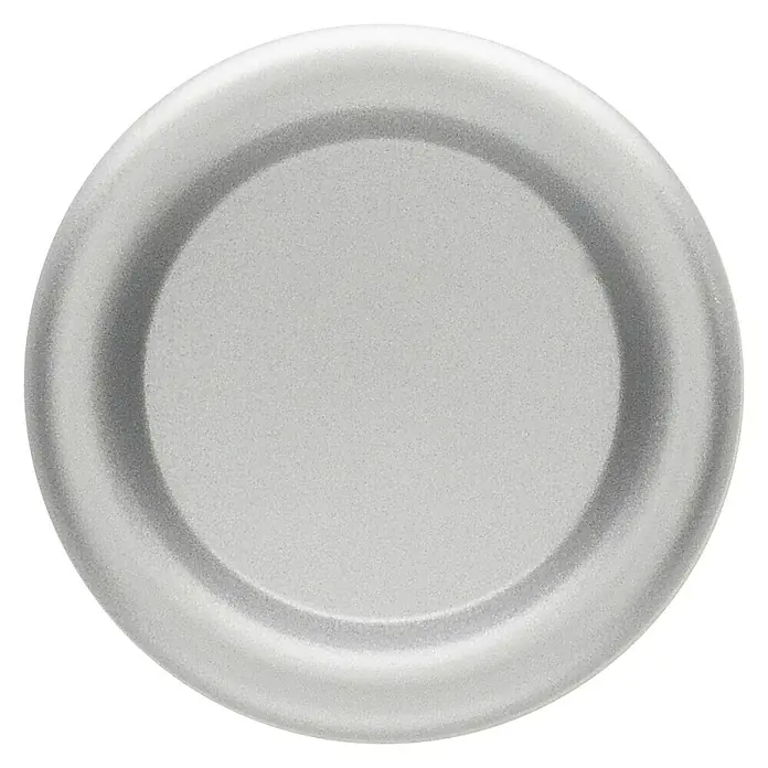 Siro Möbelknopf - Typ Möbelgriff: Knopf, Ø x H: 28 x 20 mm, Kunststoff, Silber - Nahaufnahme eines silbernen Metalldeckels mit einem erhöhten Rand, der ein schlichtes und modernes Design zeigt.