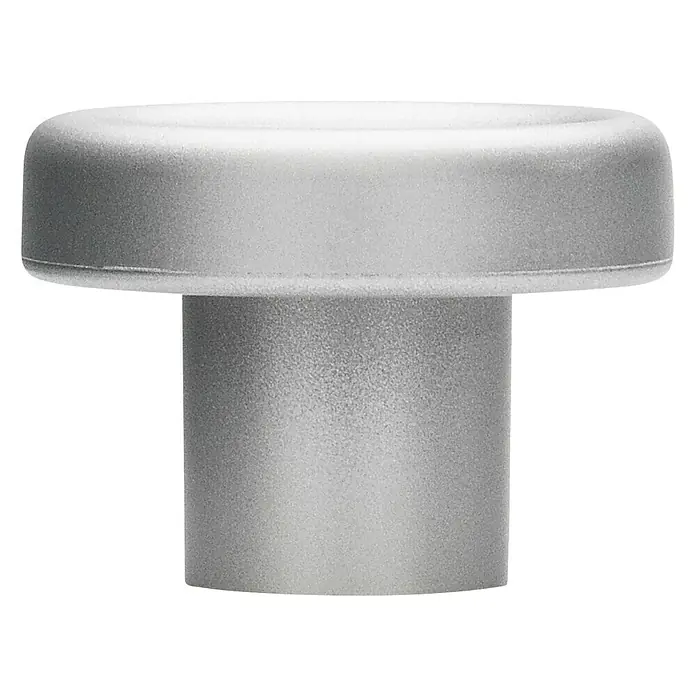 Siro Möbelknopf - Typ Möbelgriff: Knopf, Ø x H: 28 x 20 mm, Kunststoff, Silber - Das Bild zeigt einen silbernen Flaschenverschluss mit einem zylindrischen Sockel und einem flachen, runden Kopf auf schwarzem Hintergrund.