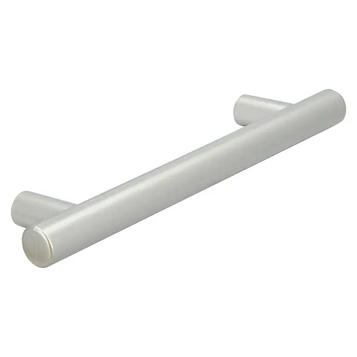Siro Möbelgriff - Typ Möbelgriff: Stange, L x B: 130 x 28 mm, Kunststoff, Nickel - Silberner, gebogener Möbelgriff mit zylindrischen Enden vor schwarzem Hintergrund für moderne Möbeldesigns.