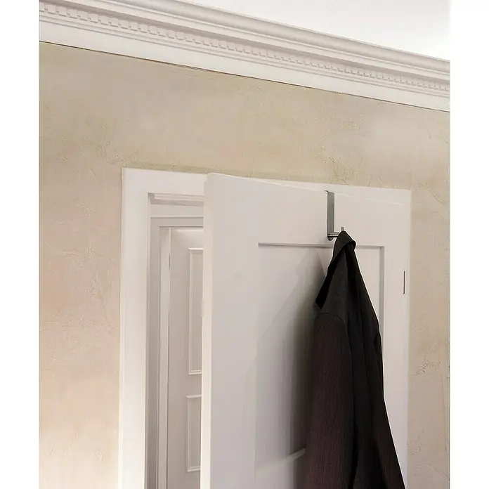 Siro Garderobenhaken 1983-135N1V1E - L x B x H: 135 x 30 x 41 mm, Anzahl Haken: 1 Stk. - Über-Tür-Hängevorrichtung mit einem dunklen Mantel darüber, an einer weißen Tür in einem Flur befestigt.