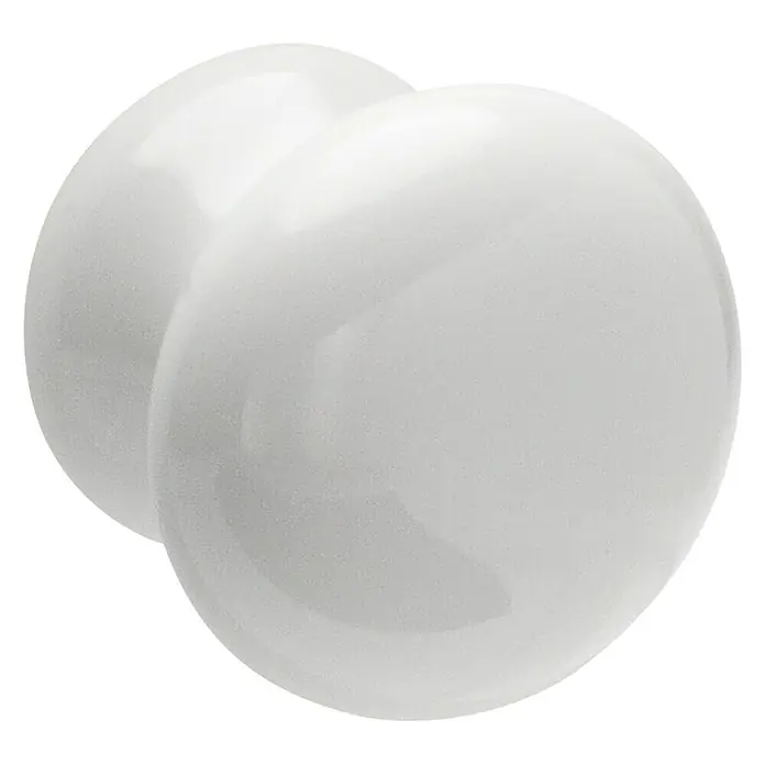 Siro Möbelknopf - Typ Möbelgriff: Knopf, Ø x H: 31 x 28 mm, Porzellan, Weiß - Nahaufnahme von zwei weißen, glänzenden, kugelartigen Objekten, die sich teilweise überlappen und auf einem schwarzen Hintergrund liegen.