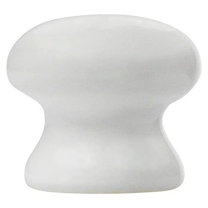 Siro Möbelknopf - Typ Möbelgriff: Knopf, Ø x H: 31 x 28 mm, Porzellan, Weiß - Nahaufnahme eines eleganten, pilzförmigen weißen Dekorationsobjekts auf schwarzem Hintergrund.