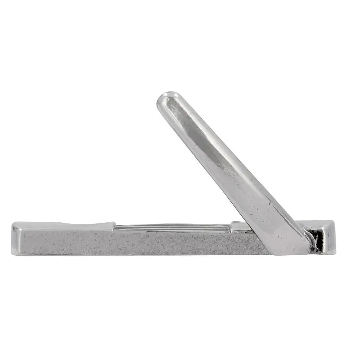 Siro Garderobenhaken 2214/ZN29 - L x B x H: 60 x 148 x 66 mm, Anzahl Haken: 1 Stk. - Nahaufnahme einer metallisch silbernen Krawattenklammer, die Eleganz und Raffinesse ausstrahlt und die gehobene Mode unterstreicht.