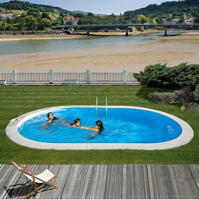 Gre Kit de piscina enterrada Sumatra - L x An x Al: 600 x 320 x 120 cm, 17.850 l - Piscina ovalada en un jardín con tres niñas jugando. Ideal para la diversión veraniega y la relajación al aire libre.