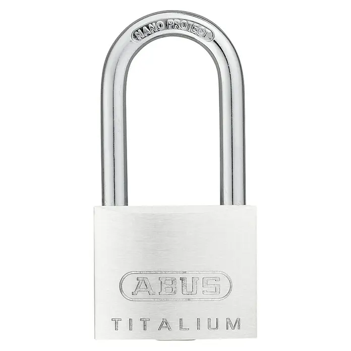 Abus Vorhängeschloss Titalium 64TI/40 HB40 Gleichschließend - B x H: 40 x 79 mm, Bügelstärke: 6 mm, Titalium-Spezialaluminium - Nahaufnahme eines silberfarbenen ABUS TITALIUM Vorhängeschlosses mit "NANO PROTECT" Aufschrift für erhöhte Sicherheit und Korrosionsschutz.