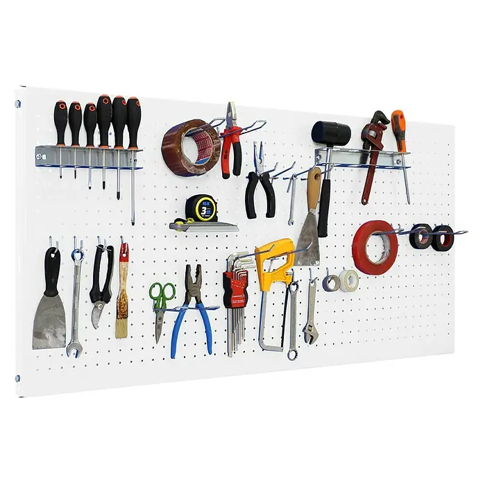 Simonrack Panelclick Panel perforado con 22 ganchos - L x An: 90 x 60 cm, Blanco - Herramientas, incluidos destornilladores, alicates, cinta y llaves, organizadas ordenadamente en un tablero perforado blanco.