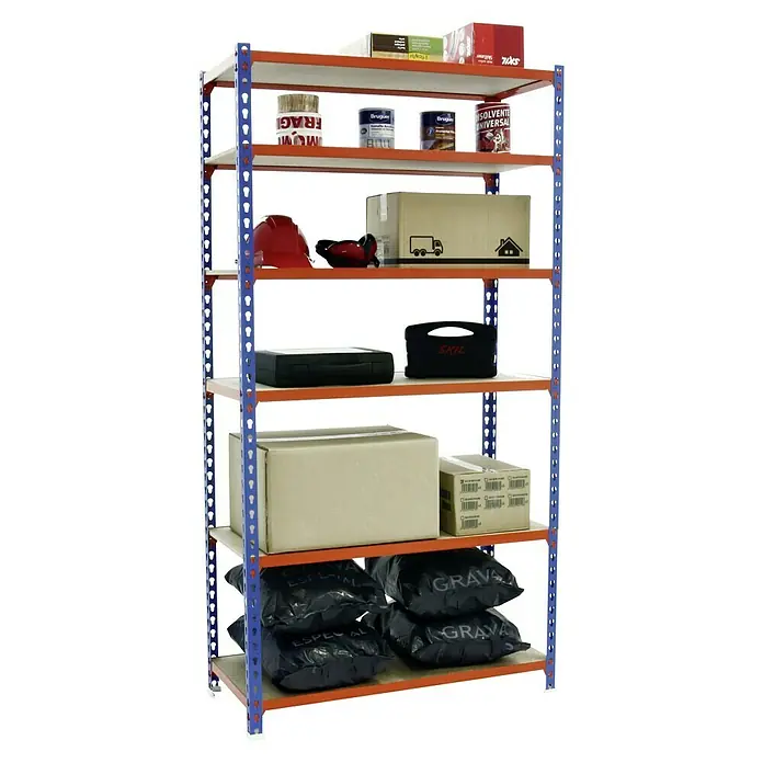Simonrack Maderclick Metallregal Maderclick - H x B x T: 250 x 90 x 30 cm, Traglast pro Boden: 150 kg, Anzahl Böden: 6 Stk., Stecken, Blau/Orange - Das Bild zeigt ein Regal mit verschiedenen Artikeln, darunter Werkzeuge, Farbdosen, Kartons und Säcke. Das Regal ist blau und orange.