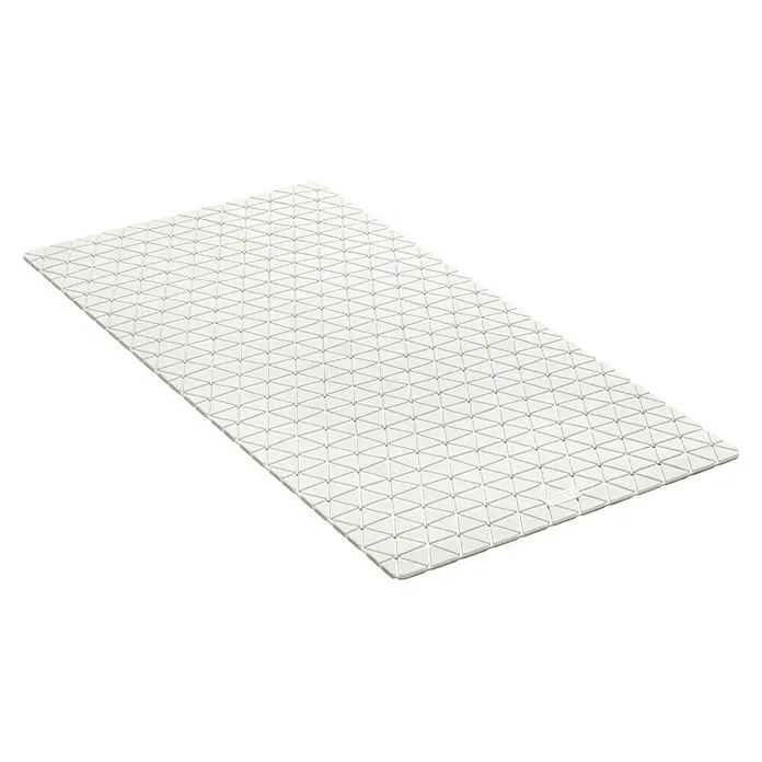 Tatay Antideslizante para bañera Diamond SBS - 72 x 36 cm, Blanco - Una alfombra de ducha rectangular blanca con un delicado patrón triangular sobre un fondo negro.