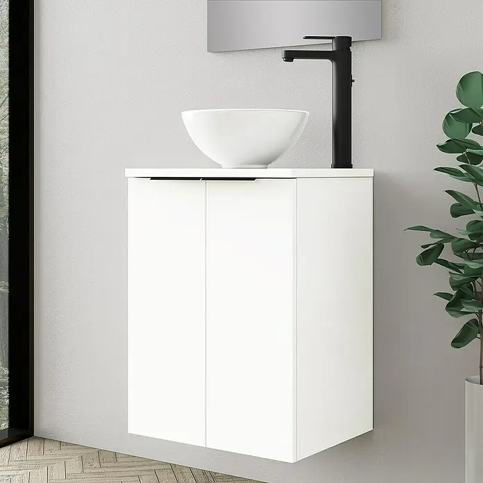 Artysan Conjunto de mueble de baño Rainbow - Blanco, Mate, 4 pzs. - Elegante lavabo de baño con un moderno tocador blanco, un elegante grifo negro, complementado con un elegante espejo y una planta en maceta.