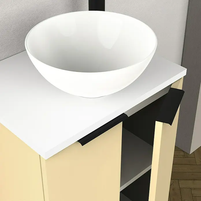Artysan Conjunto de mueble de baño Rainbow - Vainilla, Mate, 4 pzs. - Un lavabo sobre encimera blanco encima de un mueble de baño moderno con tiradores negros. El mueble tiene un acabado de madera clara.
