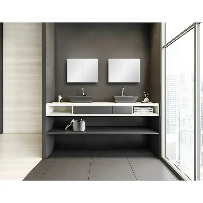 DSK LED-Spiegelschrank Aluminio Vegas - B x H: 70 x 50 cm, Aluminium, Aluminium - Helles, modernes Badezimmer mit Waschtisch, zwei dunklen Waschbecken und beleuchteten Spiegeln, dazu ein großer Fenster mit Stadtblick.
