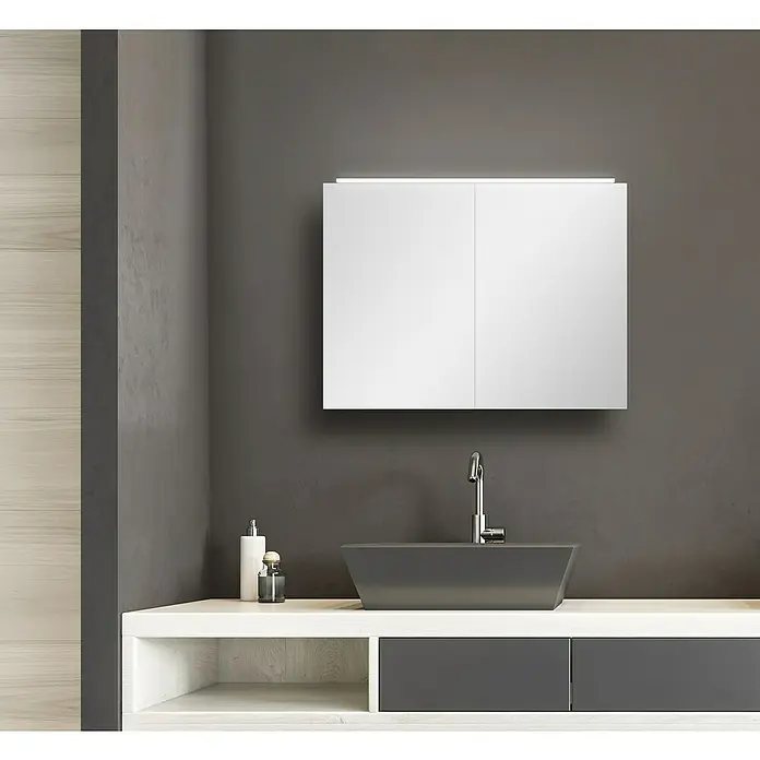 DSK LED-Spiegelschrank Aluminio Vegas - B x H: 70 x 50 cm, Aluminium, Aluminium - Modernes Badezimmer-Interieur mit einem schwebenden Spiegelschrank über einem stilvollen Waschbecken und eleganten Armaturen.