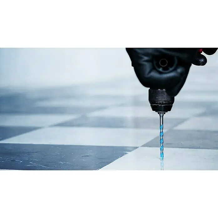 Bosch Expert Mehrzweck-Bohrer-Set Hex-9 - 5 -tlg. - Bohrmaschine mit blauem Bohrer, die auf einer Schachbrett-Oberfläche verwendet wird. Ideal für präzise Bohrungen und Heimwerkerprojekte.