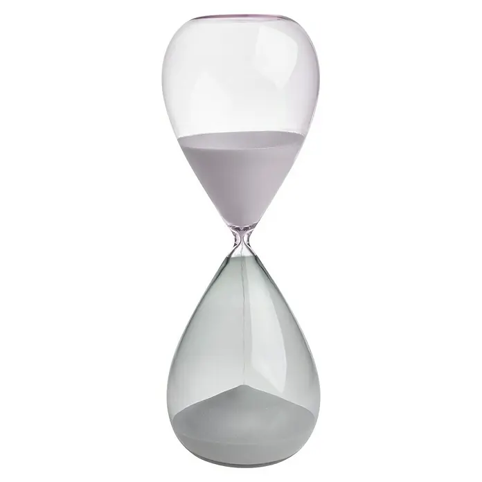 TFA Dostmann Sanduhr - Glas - Nahaufnahme einer Sanduhr mit grauem Sand, die Zeit misst. Die Sanduhr hat eine klare, elegante Form und steht vor einem schwarzen Hintergrund.