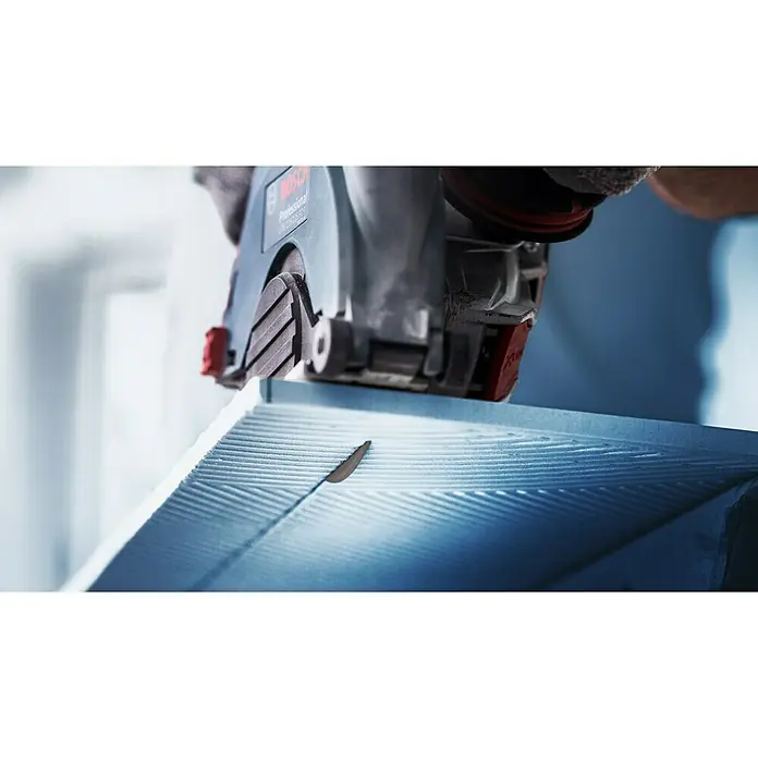 Bosch Diamant-Trennscheibe Expert for HardCeramic - Durchmesser Scheibe: 125 mm, Höhe Segment: 10 mm, 1 Stk. - Detailaufnahme einer Bosch Mauernutfräse in Aktion, die präzise Schnitte in ein Material macht. Hervorhebung der Werkzeugqualität und Präzision.