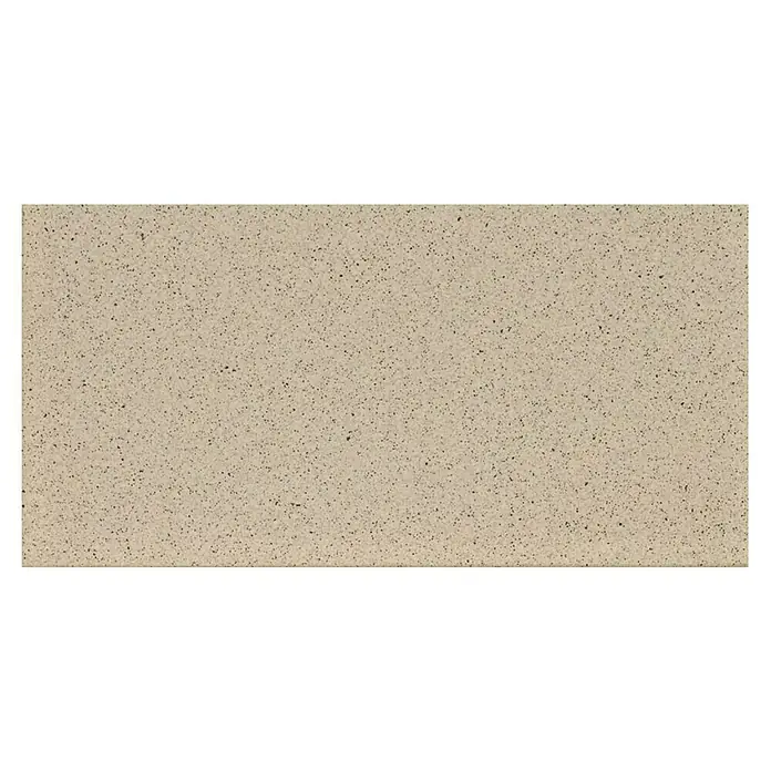 Feinsteinzeugfliese Cefalu - 30 x 60 cm, Grau, Matt - Nahaufnahme einer beigefarbenen Quarzoberfläche mit feinen schwarzen Sprenkeln, ideal für Küchen- und Badanwendungen.