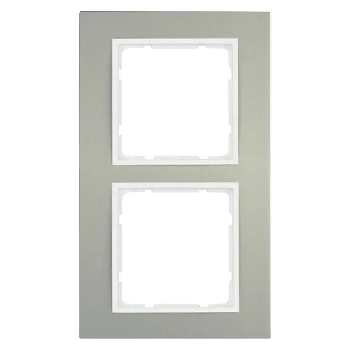 Berker B.3 Abdeckrahmen 10123904 - Alu/Polarweiß, 2-fach, Aluminium - Ein grauer Doppelrahmen für Schalter und Steckdosen. Der 2-fach Rahmen hat eine glatte Oberfläche und ist für den Innenbereich geeignet.