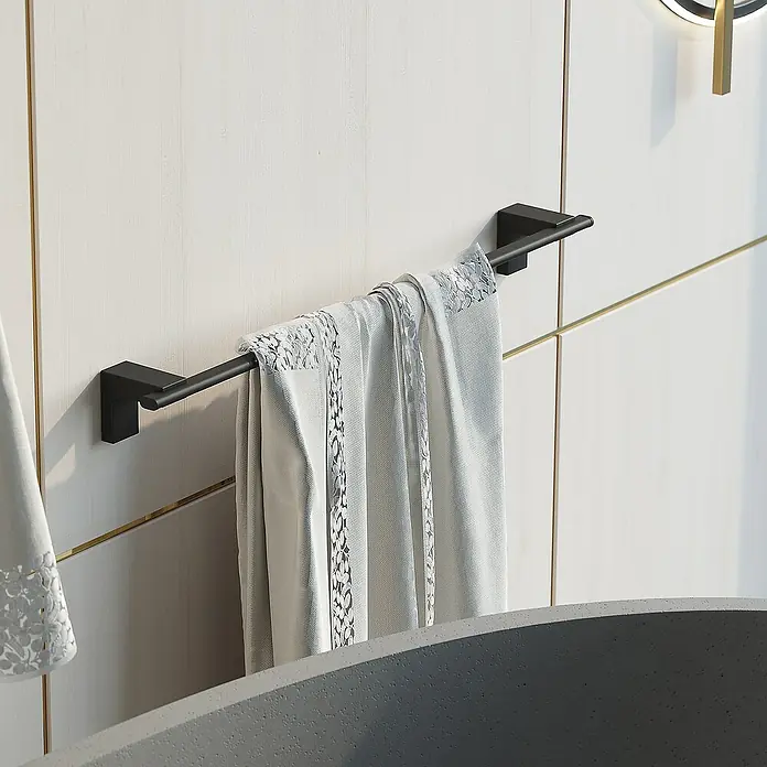 Creabath Elegance Toallero de barra - Largo: 51,1 cm, Negro - Toallero negro mate con toalla gris colgando con adorno decorativo, montado en una pared blanca con detalles dorados.