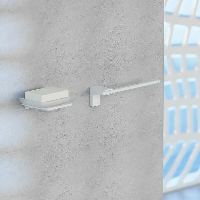 Creabath Elegance Toallero de barra abierto - Largo: 20,8 cm, Blanco - Primer plano de una jabonera blanca con jabón y un toallero en una pared.