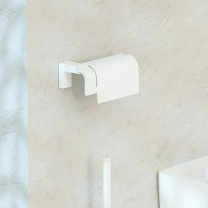 Creabath Elegance Portarrollos papel higiénico - Con tapa, Blanco - Primer plano de un portarrollos de papel higiénico blanco con tapa montado en la pared, parte de los accesorios de baño.