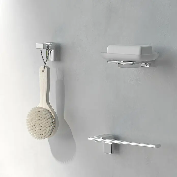 Creabath Elegance Colgador de baño - Número de ganchos: 1 ud., Cromo, Resplandeciente - Primer plano de accesorios de baño en la pared de un baño, como un cepillo, jabonera y toallero.