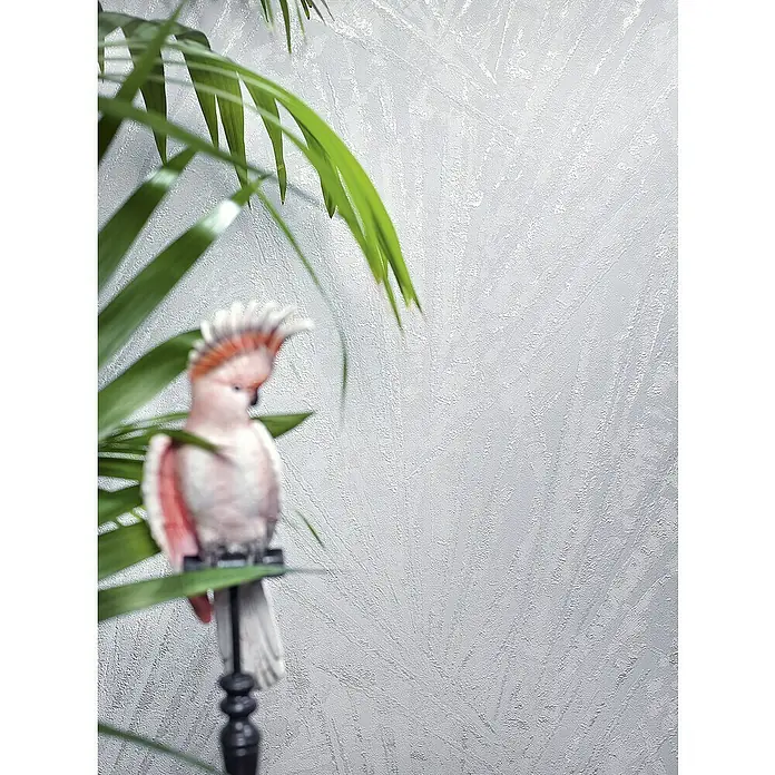 Marburg Papis Loveday Vliestapete Allover-Struktur - Greige/Pearl, Grafisch, 10,05 x 0,7 m - Nahaufnahme eines unscharfen, rosa Kakadu-Dekorationsstücks, das zwischen grünen Blättern auf einer schwarzen Stange sitzt.
