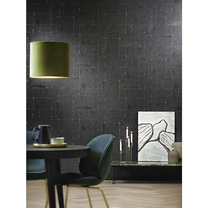 Marburg Papis Loveday Vliestapete I - Schwarz, Grafisch, 10,05 x 0,7 m - Elegantes Interieur mit dunkler, gemusterter Tapete, einem grünen Lampenschirm und einem stilvollen Esstisch mit Stühlen.