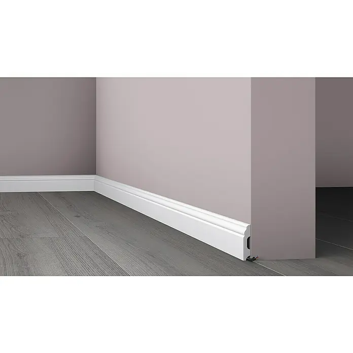 Nmc Decoflair Zierprofil Sockelleiste C60 - 2 m x 1,3 cm x 6 cm, Hochverdichtetes extrudiertes Polymer (HDPS) - Detailaufnahme einer weißen Sockelleiste, die Wand und Boden elegant verbindet. Ideal für stilvolle Raumgestaltung und Kabelführung.