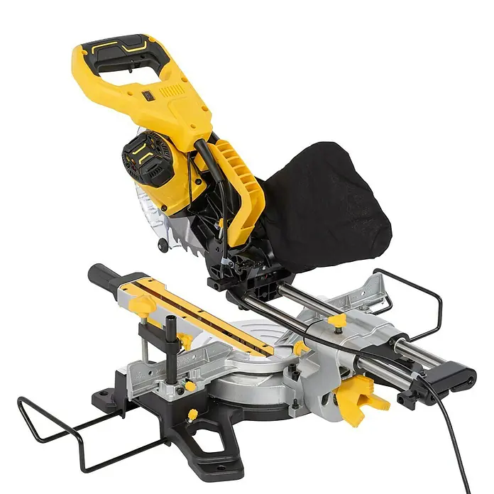 PowerPlus Sierra ingletadora POWX075720DB - 1.600 W, Diámetro hoja de sierra: 210 mm, Número de revoluciones de marcha en vacío: 5.000 r.p.m. - Una sierra ingletadora compuesta amarilla y negra con una bolsa para el polvo sobre un fondo negro.