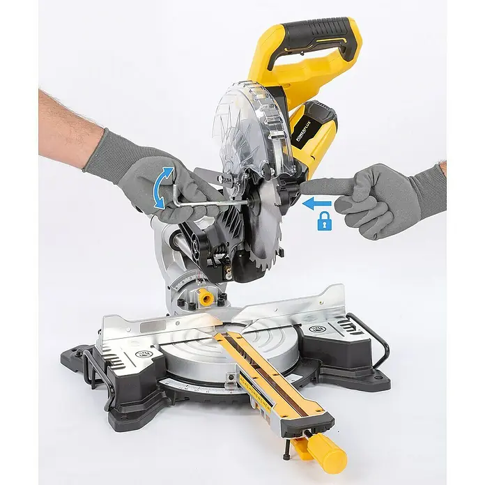 PowerPlus Sierra ingletadora POWX075720DB - 1.600 W, Diámetro hoja de sierra: 210 mm, Número de revoluciones de marcha en vacío: 5.000 r.p.m. - Se está operando una sierra ingletadora compuesta deslizante amarilla con una llave y un bloqueo para garantizar la seguridad.