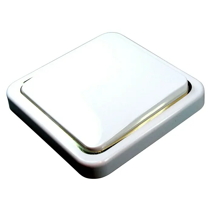Tester 10401 - Arktisweiß/Gold - Nahaufnahme eines weißen Lichtschalters, der durch sein schlichtes, quadratisches Design und die glänzende Oberfläche auffällt.