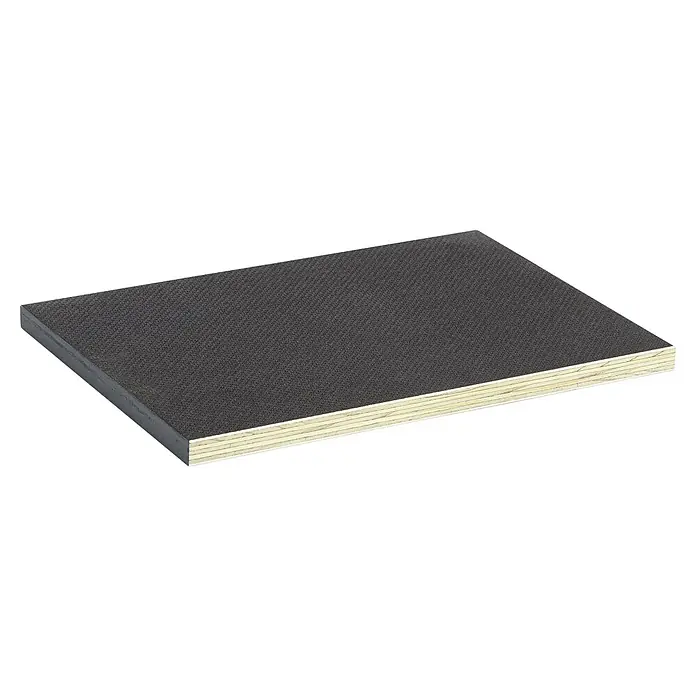 Garnica Siebdruckplatte Laudio Wire Xtra Plus - Kiefer, 2.500 x 1.250 x 12 mm - Eine rechteckige Siebdruckplatte mit einer rauen, schwarzen Oberfläche und hellen Holzschichten an den Seiten. Ideal für robuste Anwendungen.