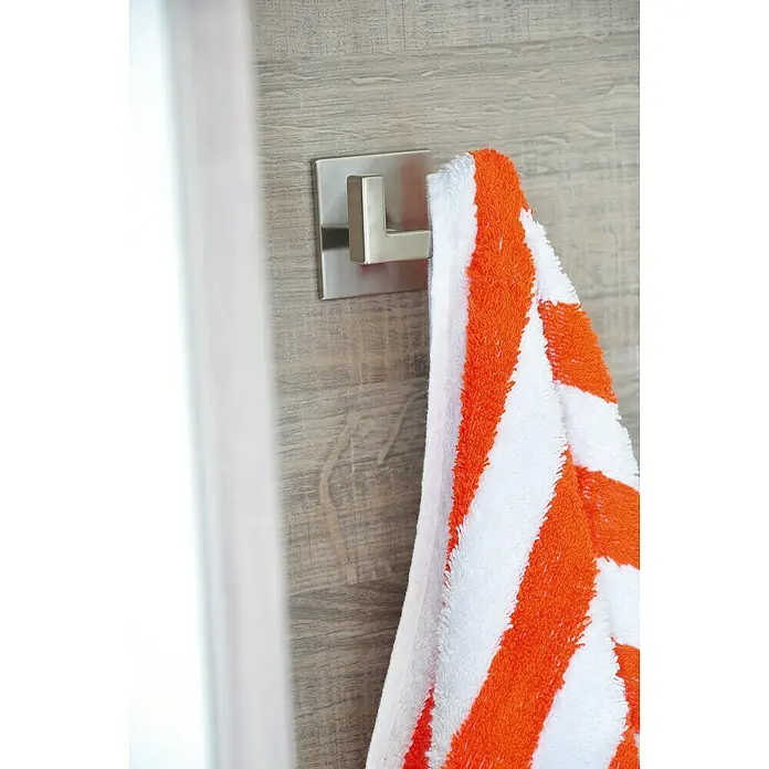 Siro Garderobenhaken 2331/ZN21KV1S - L x B x H: 60 x 50 x 38 mm, Anzahl Haken: 1 Stk., Vernickelt poliert - Handtuch mit orangefarbenen und weißen Streifen hängt an einem modernen Haken an der Wand.