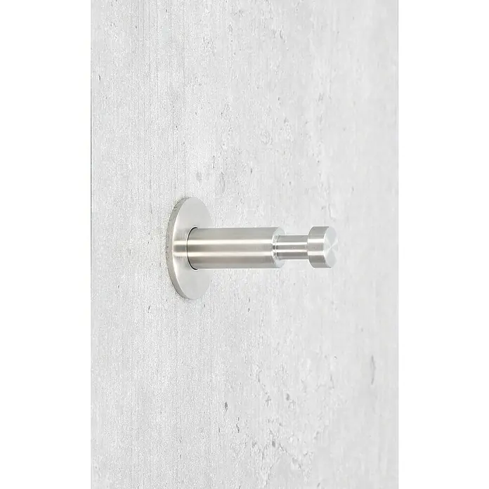 Siro GarderobenhakenL x B x H: 35 x 35 x 52 mm, Anzahl Haken: 1 Stk. - Nahaufnahme eines modernen, gebürsteten Edelstahl-Wandhakens auf einer grauen Betonwand, ideal für Bad oder Flur.